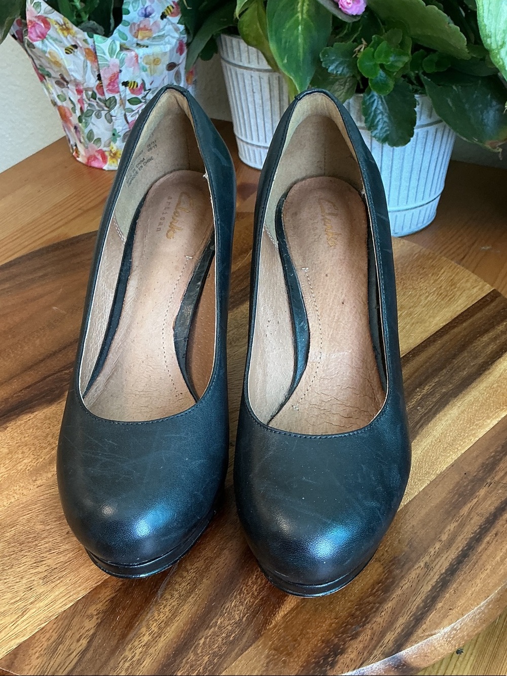 Clarks Black Leather Women's Round-Toe Heels 7
